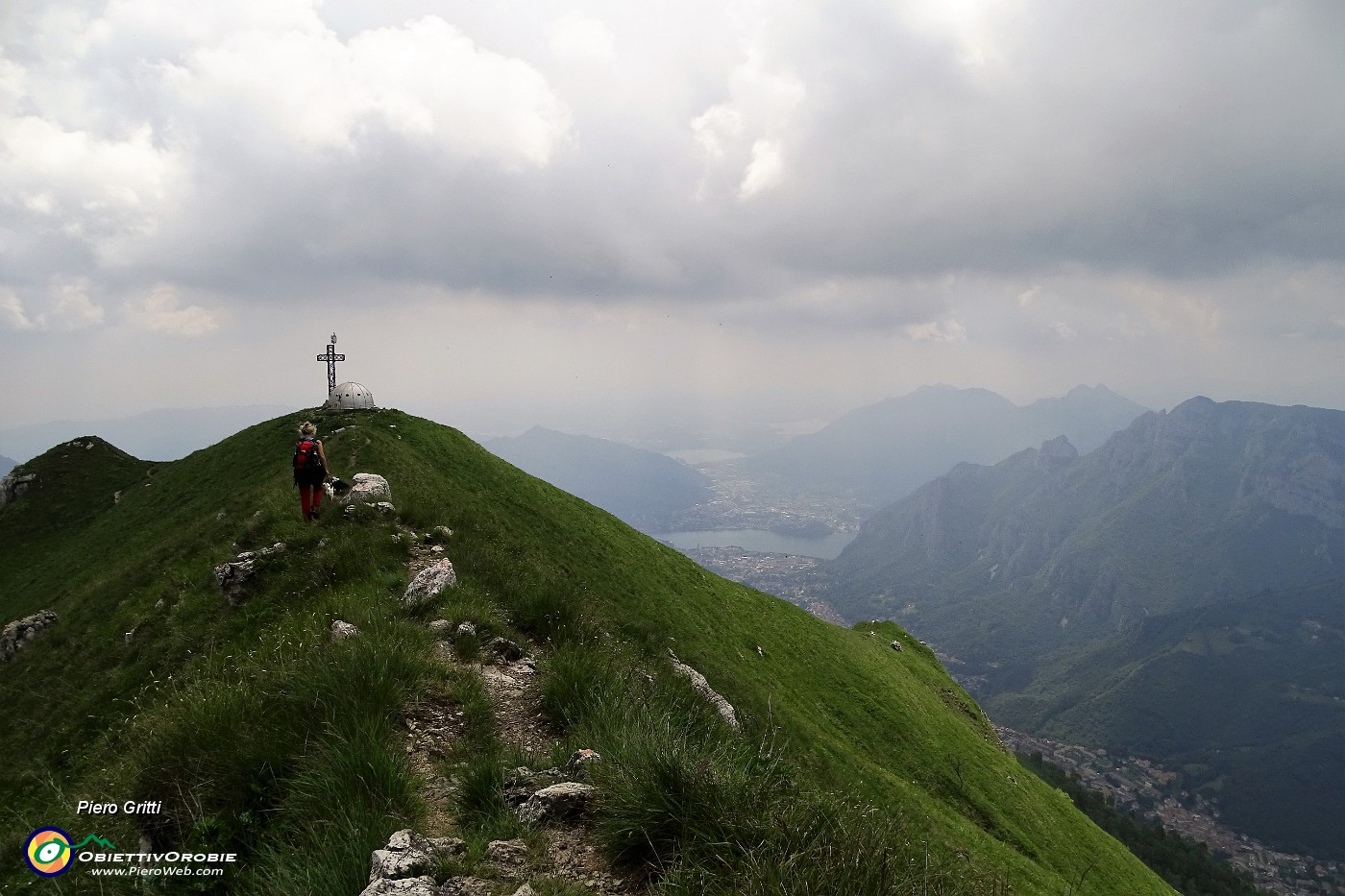 63 Sulla cresta di vetta con vista su Lecco.JPG